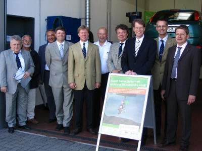 v.l.n.r.: Heinrich Kramer (stellvertretender Kfz-Innungsmeister  Segeberg), Herr Scheck, (Lübecker Verkehrswacht), Herr Dietrich (Süverkrüp+Ahrendt), Herr Kramer (DEKRA Hamburg), Herr Dr. Niemann (Geschäftsfüher Süverkrüp+Ahrendt), Herr PHK Siebelts (PD Bad Segeberg), CDU-Landratskandidat Thomas Stritzl MdL, Gero Storjohann MdB, Jochen Schnack ( DEKRA Lübeck), Herr Böttcher (DEKRA Kiel).